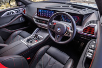 ダッシュボードやセンターコンソール、シート、ドアトリムにあしらわれたステッチに加え、エアコン吹き出し口の加飾がレッドでコーディネートされた「XMレーベル」のインテリア。「Mシグネチャーカーボンファイバートリム」の採用も同モデルの特徴となる。