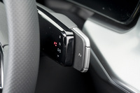 ステアリングコラムの奥には「インテグレーテッドスイッチモジュール」と呼ばれる横長のバーを装備。右端は上下にスライドして使うシフトセレクターになっている(「P」は先端を押し込む)。