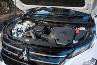 これまではグリルの上部と一体になっていたボンネットは水平線よりも上しか開かなくなった。フェンダーともども素材がスチールに変わっている。