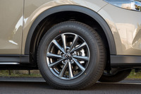 足まわりでは、65偏平の肉厚なタイヤと減衰力を抑えた専用設定のダンパーが「フィールドジャーニー」の特徴。210mmの最低地上高は他の仕様と共通だ。