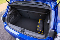 後席使用時の荷室容量は301リッター。荷室の左サイドには、BOSEサウンドシステムの小型サブウーファーが組み込まれている。