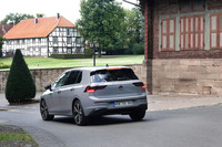 2024年9月に予定されている日本での予約注文受け付け開始前に、ドイツで1.5リッター直4ターボに48Vマイルドハイブリッドシステムを組み合わせた「ゴルフeTSIライフ」に試乗。最新モデルの走りを確かめた。