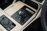 センターコンソールに備わるバイワイヤ式のシフトセレクター。トランスミッションはトルクコンバーターレスのシングルクラッチ式8段ATで、よりスムーズな変速を実現するべくシフト制御が見直された。