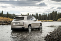 クラス有数のオフロード性能もセリングポイントの「カリナン」。540mmの最大渡河水深が確保される。