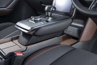 浮き上がって見えるセンターコンソールも特徴的なディテールのひとつ。シフトレバーの操作パターンはL字型になっている。