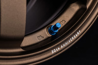 アニバーサリーモデルのフランジ部には、「30th ANNIVERSARY」ロゴがマシニング加工で刻印される。