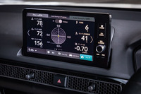 車両のさまざまな走行情報を表示できるパフォーマンスモニターが標準で装備されている。写真はGメーターを選択した様子。計器表示は、エンジンの水温や油温、油圧、吸気温度など12項目のなかから6項目が選べる。