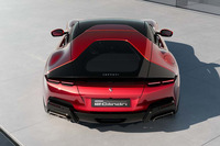 大きな山型(デルタ型)の輪郭が強烈な個性を放つリアビュー。エキゾーストパイプは左右2本ずつの4本出しとなっている。