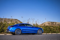 ボディーサイズは全長×全幅×全高=4850×1860×1420mmで、ホイールベースは2865mm。ボディーサイドではショルダーラインに沿って伸びる前後2本のプレスラインが目を引く。