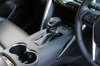 「馬の鞍(くら)」がモチーフとされるセンターコンソールは滑らかな曲線で構成されるのが特徴だ。