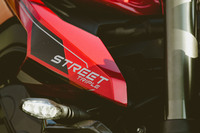 機敏な走りとアグレッシブなスタイルが自慢の「トライアンフ・ストリートトリプル」。2023年モデルでは大幅な改良が加えられ、車名も新たに「ストリートトリプル765」となった。