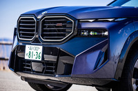 フロントに巨大なキドニーグリルが鎮座。その両側に細いつり目のLEDランプを配置している。グリル内に備わる「XM」のエンブレムは、レッドのアクセントカラーが用いられた「レーベル」専用アイテムになっている。