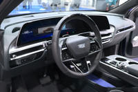 LEDディスプレイは33インチ。