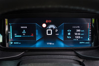 針式だったメーターパネルは液晶タイプに。ボビンメーターなどの表示パターンは用意がないが、タコメーターは右端にまるで温度計のようにレイアウトされる。