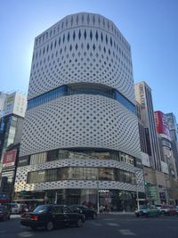 NISSAN CROSSINGが1階と2階に入った銀座プレイス。クライン ダイサム アーキテクツが外観デザインを担当した建物は、サッポロのグループ企業と、和服のつゞれ屋との共同事業である。