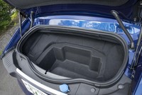 トランクルームの容量は233リッター。絶対的には大きくないものの、ルーフオープン時でも容量が変わらないところがありがたい。