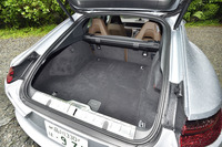 荷室の容量は、標準時で495リッター。リアのシートバックを倒すと最大で1304リッターまで拡大できる。
