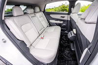 リアシートにもヒーターを標準で装備。背もたれには60:40分割可倒機構とリクライニング機構が組み込まれている。センターコンソールの後端には後席用のUSB Type-Cポートが2口備わる。