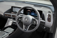 「EQC」のステアリングホイールにはパドルが備わっており、回生ブレーキによる制動の強さを4段階で調整できる。