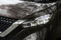 ハイ/ロービームを、対向車の有無や周囲の明るさなどに合わせて自動で切り替えるハイビームアシストを全車に標準装備する「デイズ」。「ハイウェイスター」では、LEDヘッドランプとなる。