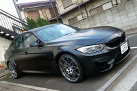 わが家の駐車場(賃貸)でくつろぐ「BMW M3コンペティション」。余談だけど、東京・武蔵野は裕福な方が多いのか、休日に道行くクルマを見ていると、高級車が少なくない。「ポルシェ911」とか「レンジローバー」とか、けっこうザラです。