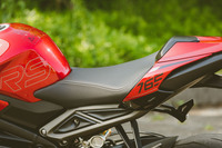 バイクの性格が性格だけに、シート高は836mmと高め。それでも車体がコンパクトなので、足つき性はそこまで悪くない。