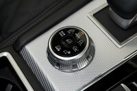 ヒルディセントコントロールのスイッチは、ドライブモードセレクターの中央に配置。「アウトランダー」のシステムは、前進時だけでなく後退時にも使用できる。