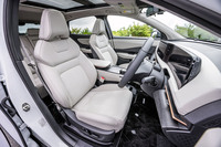 フロントシートには左右とも電動調整機能とヒーターが内蔵される。標準仕様のシート表皮およびトリムカラーは、写真のグレーまたはブラックから選択できる。