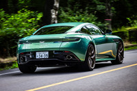 5.2リッターV12を搭載していた「DB11」の0-100km/h加速が3.9秒、最高速が322km/hであったのに対し、「DB12」は同3.6秒、同325km/hというパフォーマンスを発揮する。