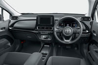 「G」グレードのインストゥルメントパネルまわり。革巻きのステアリングホイールやセンターアームレストなどは、「X」「B」にはオプションでも用意されない。