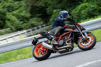 カラーリングは「シルバー×オレンジ」と「ブルー×ブラック」(写真)の2種類が用意される。