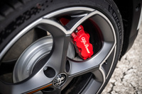 「ヴェローチェ」では制動性能も強化されており、フロントには他のモデルより80mmも大きなφ382mmのディスクローターと、4ピストンモノブロックキャリパーが装備される。