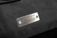 いまだに英ヘセルの工場にて、ハンドビルドで生産されるロータス。ダッシュボードには職人の名前が刻まれた金属プレートが貼られている。