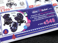 チェーン系ベビー用品ショップの広告から。子ども車内放置警報装置付きチャイルドシートがとりわけ目立つように紹介されている。