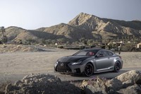 改良を受けた「RC F」のトップモデルが「トラックエディション」。カーボンパーツを多用し軽量化された車重は、1715kgと発表されている。