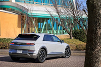 ボディーサイズは全長×全幅×全高=4635×1890×1645mm、ホイールベースは3000mm。遠目にはコンパクトな5ドアハッチバックに見えるが、「レクサスNX」に近いフットプリントを有している。