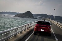 角島大橋を渡って県の北西部に浮かぶ角島へ。海風が強そうなシチュエーションだが、「レンジローバー スポーツ」は力強く直進する。