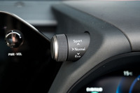 メーターフードから突き出したドライブモードセレクターはデビュー当時からの装備品。反対側にはトラクションコントロール用が生えている。