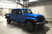 「最高の通勤車」はコンパクトでなければならない。出かけた先でクルマを止める際に、駐車スペースが限られるのはスマートとはいえない。機械式駐車場にも難なく収まるサイズが望ましい。「ジープ・グラディエーター」がいかに最高のモテグルマであろうと、最高の通勤車とはいえない。(写真はイメージ)