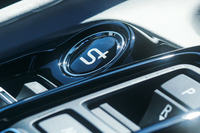 パワーユニットは2リッター直4直噴エンジンに、ホンダ独自の2モーター内蔵のCVTを組み合わせたハイブリッドシステム「e:HEV」。あたかも変速機があるかのようなダイレクトな駆動レスポンスと変速感を実現したという、ホンダ車として初となる制御技術「ホンダS+シフト」の採用もセリングポイントだ。