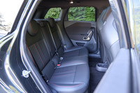 フロントシートと同じく「ジョンクーパーワークスブラック」の「べスキン」表皮で仕立てられたリアシート。「MINIクーパー」の「3ドア」や「5ドア」とは異なり、リアシートは3人掛けで、乗車定員は1人多い5人となる。