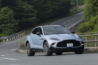 足まわりはハイテクのかたまりで、車高調整機能付きのエアサスペンションの電子式のアンチロール制御を搭載。「DBX S」ではステアリングのギア比が4%小さくなり、より敏しょうなコーナリング特性を実現している。