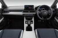 水平基調のインストゥルメントパネルやDシェイプのステアリングホイールで、シンプルにまとめられたコックピット。そこは、洗練という言葉が似合いそうな空間だ。メタル調のシフトパドルや新型「プレリュード」専用のフルグラフィックメーターといった控えめながらスポーツマインドを刺激するアイテムも備わっている。