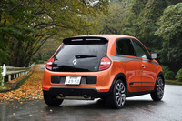 デュアルエキゾーストパイプを得て、後ろ姿が勇ましくなった。200台限定モデルのボディーカラーは「オランジュ ブレイズM(メタリック)」のみの設定。