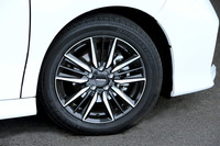 タイヤサイズは205/55R17。「『剣』をモチーフにした」というツートンカラーのアルミホイールが装備される。
