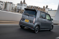 「N-WGNカスタム」のリアビュー。細かいところだが、軽自動車へのシャークフィンアンテナの採用は、これが初とのこと。そんなところにもホンダのこだわりを感じた。