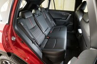 後席にもヒーターを標準装備。足元空間は十分な広さだが、スライド機構などは備わらず、座面の位置は固定式。