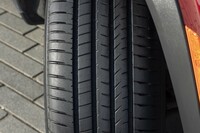 「アレンザ001」のトレッドパターン。各ブロックやリブの端を“面取り”したり、内側がギザギザの形状となった「3D-M字サイプ」(細溝)を採用したりすることで、負荷がかかった際にトレッド面が変形するのを抑制。常に適切な接地面形状と接地圧を保ち、高いブレーキ性能やウエットグリップ性能を発揮する。