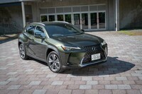 「レクサスUX300e」の一部改良モデルが発売されたのは2023年3月のこと。新開発の電池パックの搭載によって一充電走行距離が367kmから512kmに拡大した。