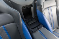 左右席間の後方には、ふた付きのストレージボックスが設けられている。